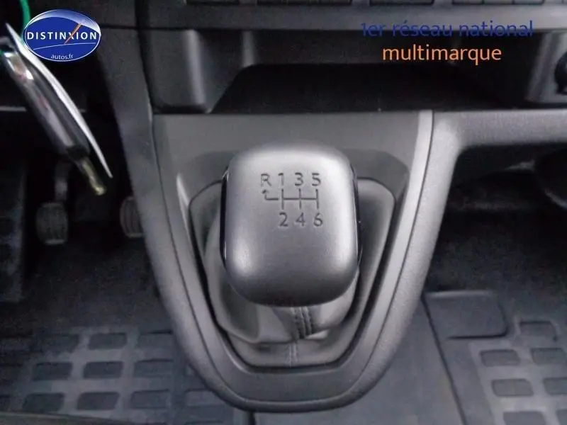 Le levier de vitesses manuel noir du Peugeot Expert Fourgon XL Diesel 2023 vu de dessus dans l'habitacle.