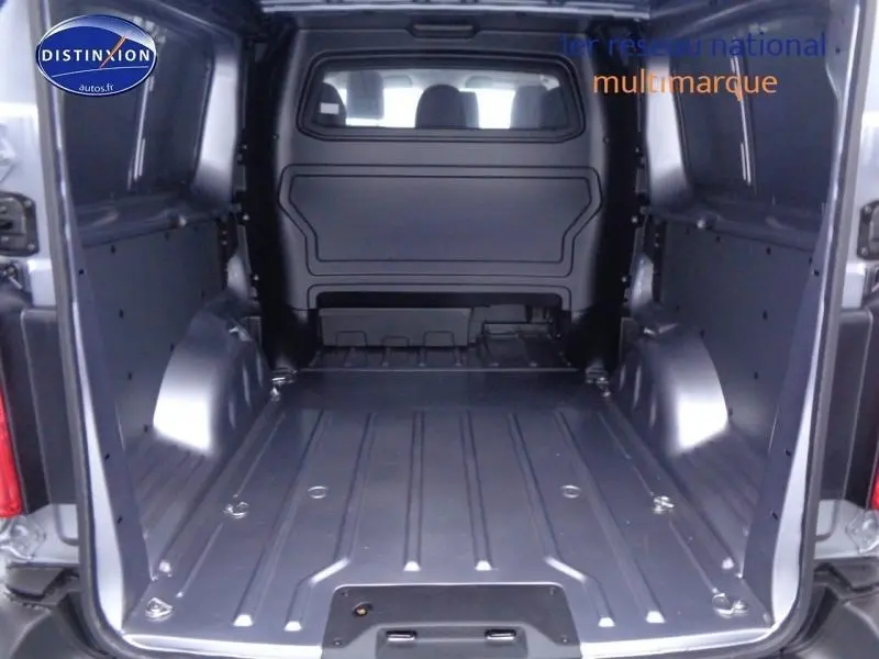 Vue intérieure du coffre spacieux du Peugeot Expert Fourgon XL 2023 en gris acier métal avec cloison vitrée fixe.