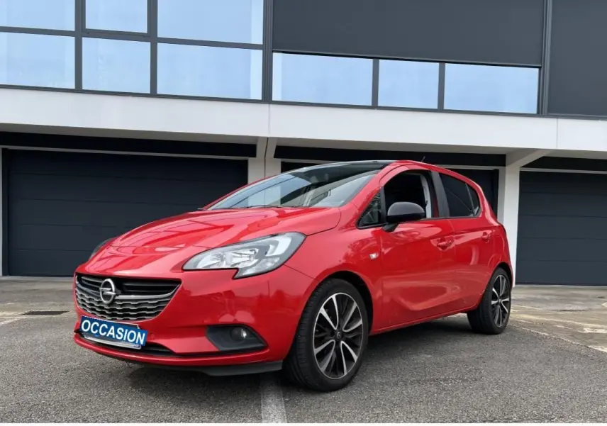 Opel Corsa 1.4 100 Ch Black Edition rouge vue 3/4 avant droit avec toit et rétroviseurs noirs brillants.