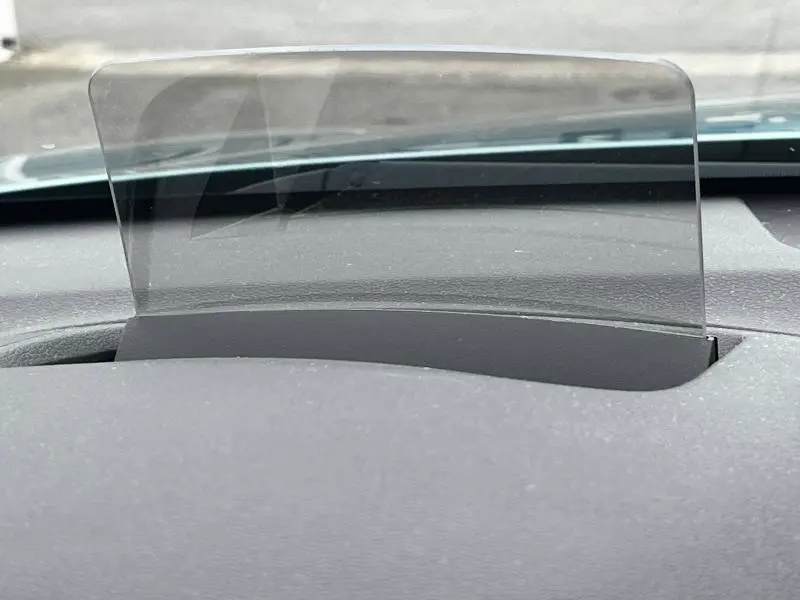 Gros plan sur l'affichage tête haute transparent du tableau de bord du Hyundai Kona hybride 2020.