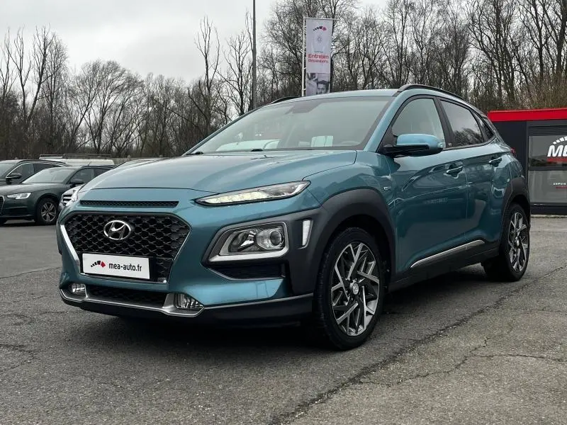 Hyundai Kona bleu en vue 3/4 avant droit, avec calandre noire et jantes alliage distinctives.