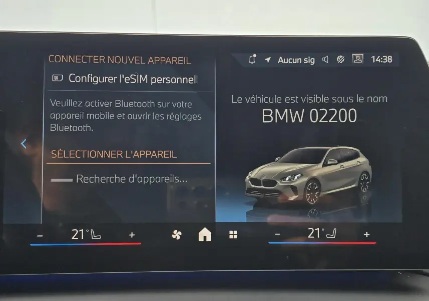 Écran de navigation BMW montrant une BMW Série 1 gris Skyscraper en 3/4 avant avec toit noir.