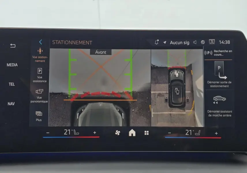 Affichage écran BMW Série 1 2025 vue stationnement aérienne avec toit noir et carrosserie gris Skyscraper.