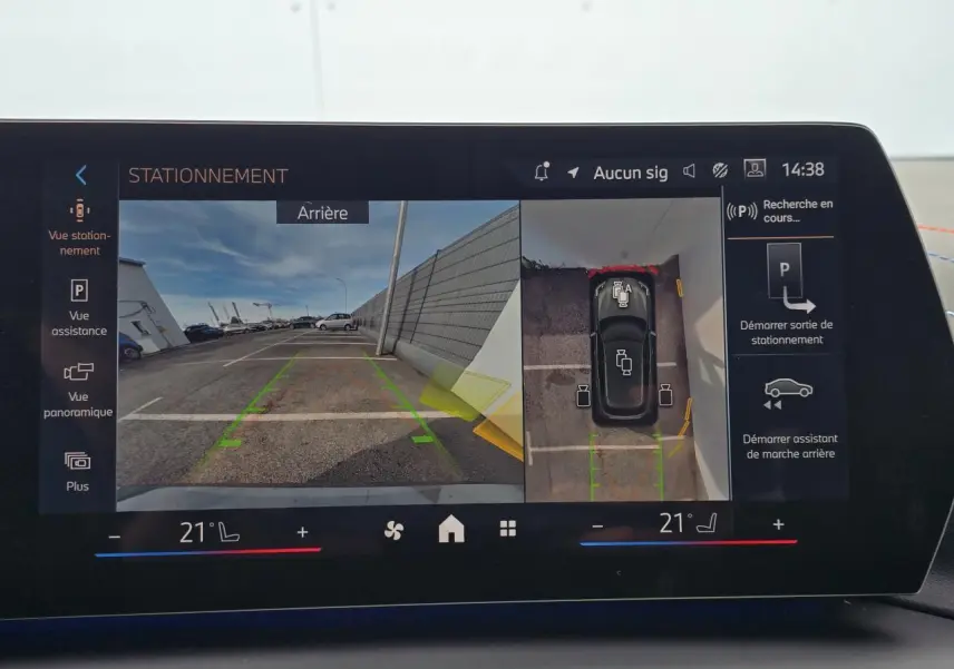 Écran intérieur affichant la caméra de recul et vue 360° d’une BMW Série 1 gris Skyscraper toit noir.