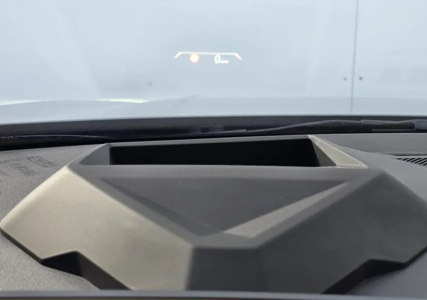 Affichage tête haute en fonctionnement sur le tableau de bord d’une BMW Série 1 gris Skyscraper avec toit noir.