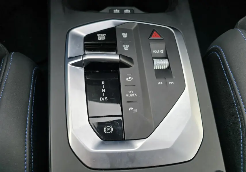 Gros plan sur la console centrale de la BMW Série 1 F70 120 M Sport, avec levier de vitesse et commandes argentées.