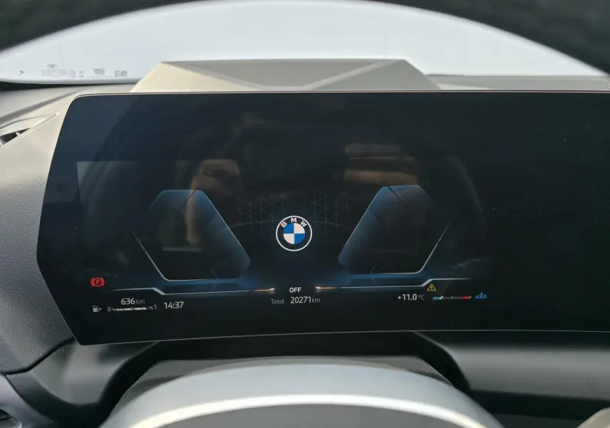 Affichage numérique BMW Curved Display du tableau de bord de la Série 1 gris Skyscraper avec toit noir, vue de face.