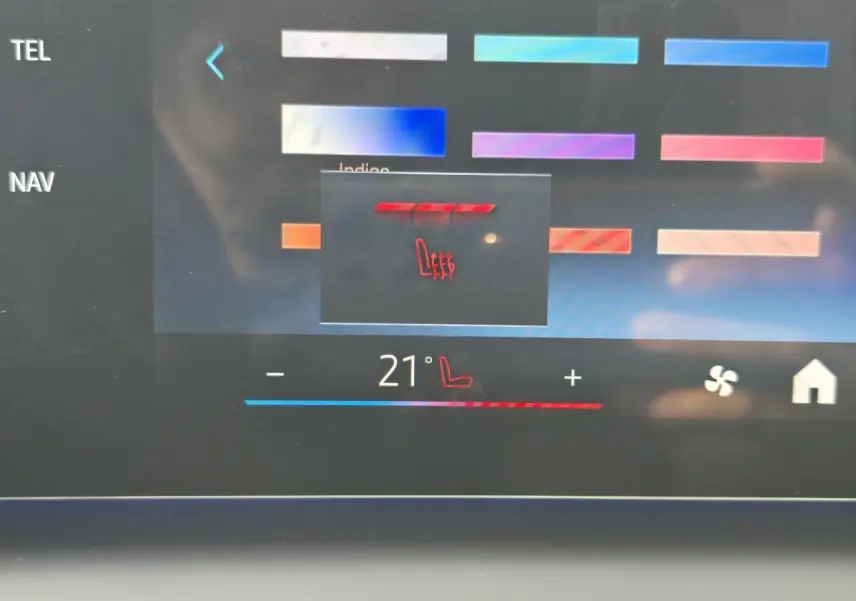 Écran tactile intérieur affichant le réglage de la température à 21°C avec fonction siège chauffant sur BMW Série 1 2025.