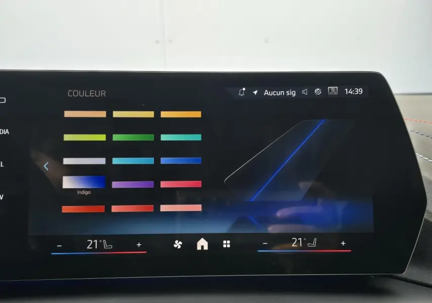 Écran tactile intérieur de la BMW Série 1 2025 affichant le choix des couleurs d'ambiance lumineuse.