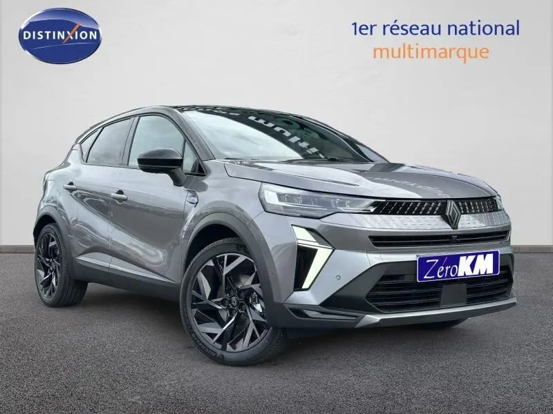 Vue 3/4 avant du Renault Captur 2026 gris Cassiopée/Noir Étoilé avec jantes noires et signature lumineuse distinctive.