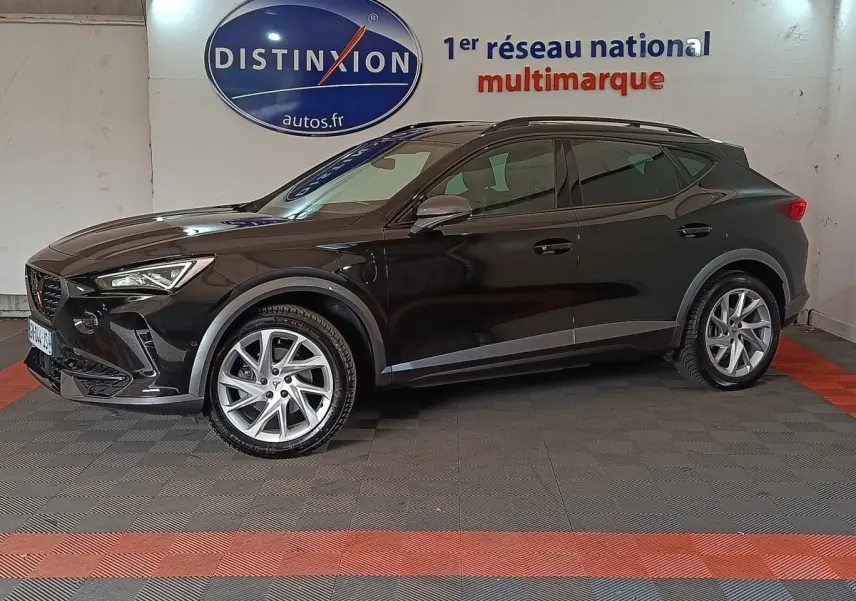 Vue de profil côté gauche d'un CUPRA Formentor noir 2024 avec rails de toit assortis et jantes argentées.