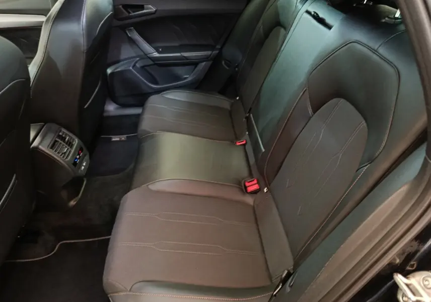 Vue côté droit de la banquette arrière noire en cuir du CUPRA Formentor 1.4 e-HYBRID 2024 avec surpiqûres contrastées.