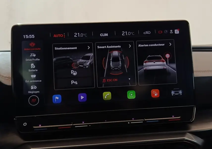 Écran tactile central affichant les aides à la conduite du CUPRA Formentor noir, vue intérieure frontale.