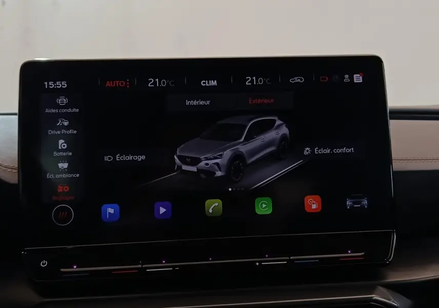 Écran tactile intérieur montrant une vue 3/4 avant d’un CUPRA Formentor noir avec options d’éclairage et climatisation.