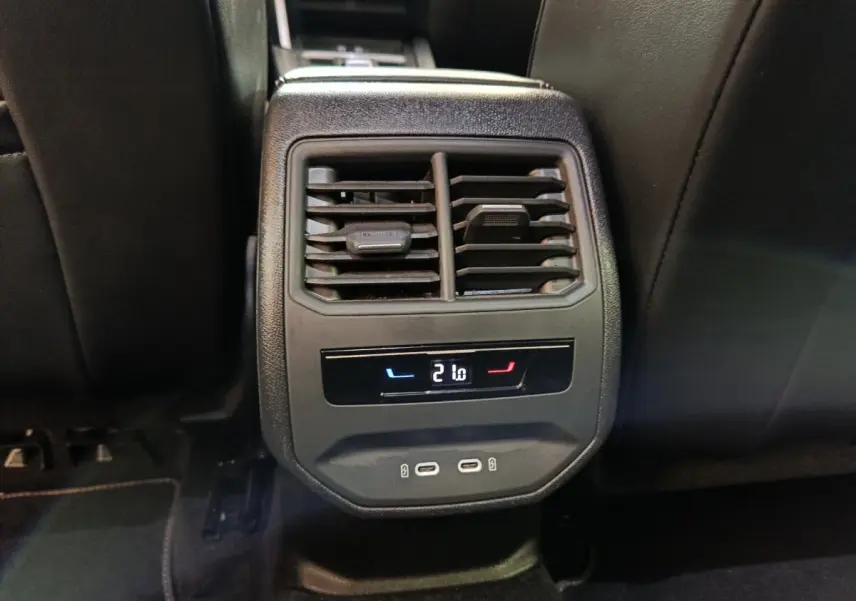 Vue rapprochée de la console arrière noire du CUPRA Formentor 2024 avec commandes climatisation et ports USB-C.