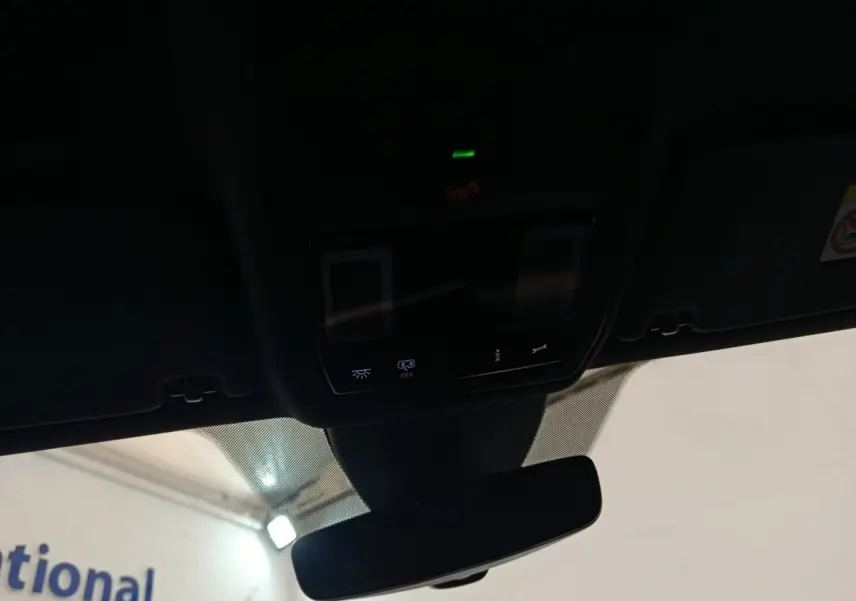 Vue intérieure du rétroviseur central et du plafonnier d'une CUPRA Formentor 1.4 e-HYBRID 2024 noire.