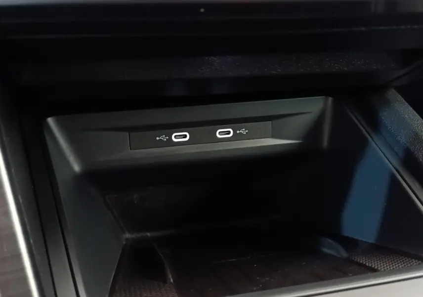 Gros plan sur les deux ports USB-C intégrés dans la console centrale du CUPRA Formentor 1.4 e-HYBRID 2024.
