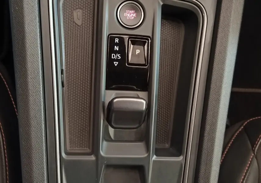 Vue rapprochée de la console centrale noire du CUPRA Formentor 1.4 e-HYBRID avec bouton start/stop et commande de boîte automatique.