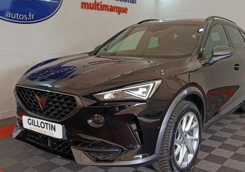 Vue 3/4 avant d'un CUPRA Formentor noir 2024 avec calandre distinctive et rails de toit assortis visibles.