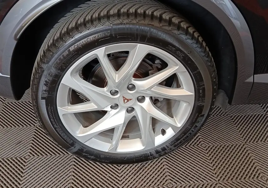 Gros plan sur la roue avant droite avec jante argentée et logo CUPRA sur un CUPRA Formentor noir.