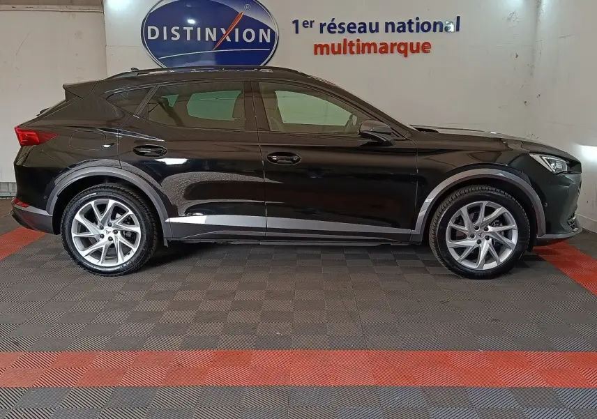 Vue latérale droite d'un CUPRA Formentor noir 2024 avec rails de toit assortis et jantes argentées en showroom.