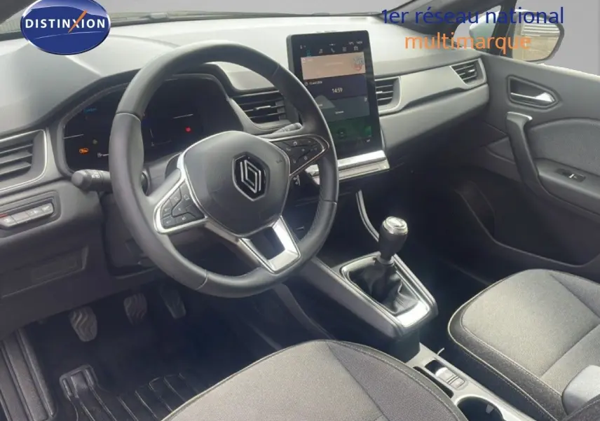 Vue intérieure côté conducteur du Renault Captur 2025, tableau de bord moderne avec écran tactile vertical et volant cuir multifonction.