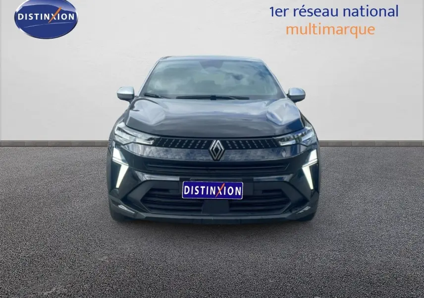 Vue frontale du Renault Captur noir étoile métal avec toit gris, mettant en valeur ses phares LED et sa calandre moderne.