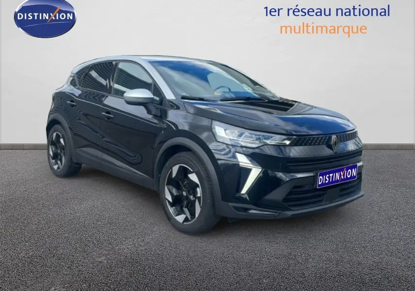 Vue 3/4 avant d'un Renault Captur 2025 noir étoile métal avec toit gris, mettant en valeur ses feux LED et jantes biton.
