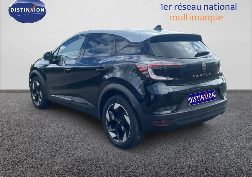 Vue 3/4 arrière droite d'un Renault Captur noir étoile métal avec toit gris, jantes bi-ton et feux LED distinctifs.