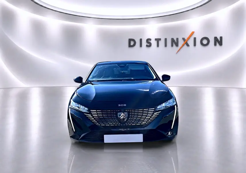 Peugeot 308 noire vue de face dans un studio lumineux avec logo Distinxion en arrière-plan.