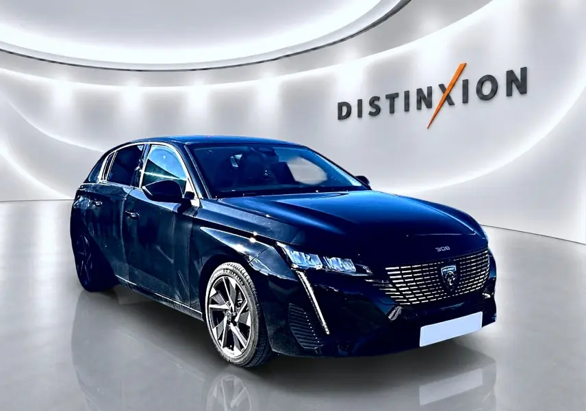 Peugeot 308 noire vue en 3/4 avant droit dans un showroom lumineux avec logo Distinxion en arrière-plan.