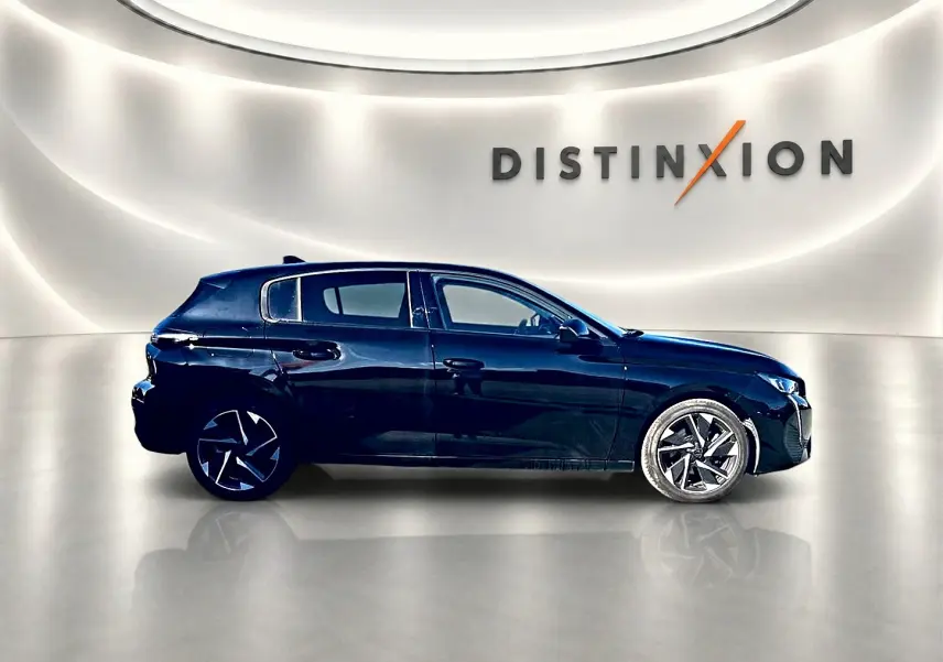 Profil droit d'une Peugeot 308 noire 2025 avec jantes alu stylisées, sur fond lumineux avec logo Distinxion.