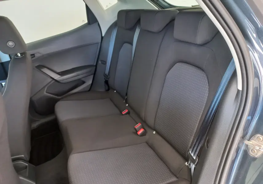 Vue intérieure côté droit des sièges arrière noirs d'une SEAT Ibiza 1.0 TSI 115 DSG7 Copa gris magnétique 2025.