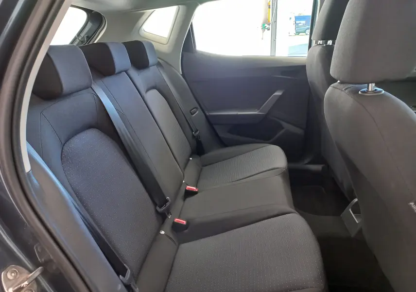 Vue intérieure côté gauche des sièges arrière noirs en tissu de la SEAT IBIZA 1.0 TSI 115 DSG7 COPA gris magnétique 2025.