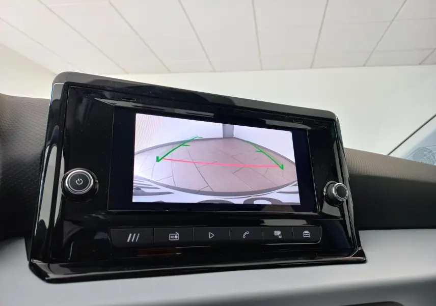 Écran central du tableau de bord du SEAT Ibiza 2025 gris magnétique montrant la caméra de recul avec lignes de guidage.