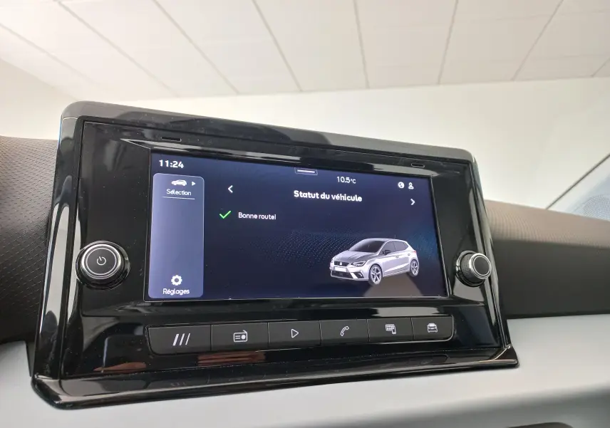 Écran tactile central du tableau de bord montrant le statut du véhicule SEAT Ibiza 2025 en gris magnétique.