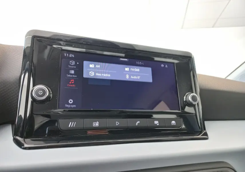 Écran tactile central du tableau de bord du SEAT Ibiza 2025 en gris magnétique, affichant les options médias.
