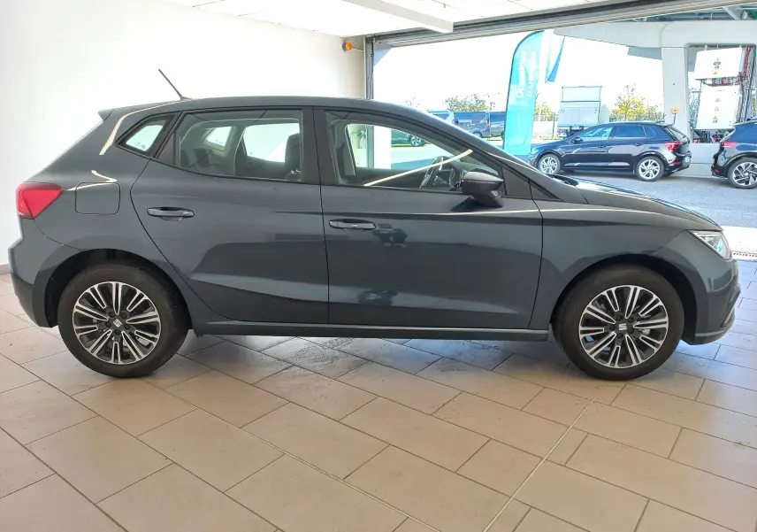 SEAT Ibiza 1.0 TSI 115 DSG7 Copa gris magnétique vue de profil côté gauche en intérieur showroom.