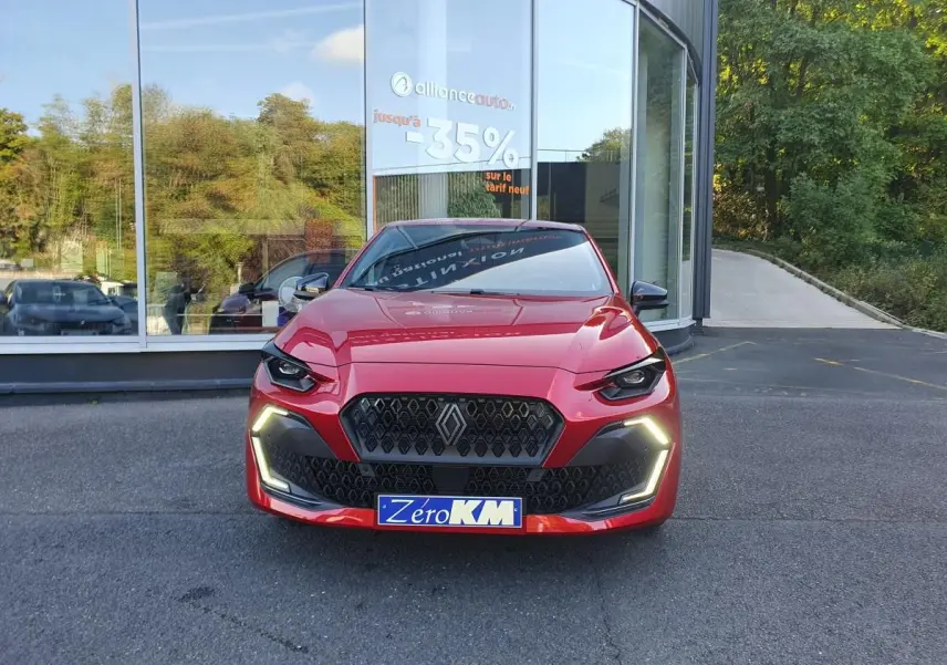 Renault Clio VI rouge absolu vue de face, avec signature lumineuse LED en forme de C et calandre noire hexagonale.