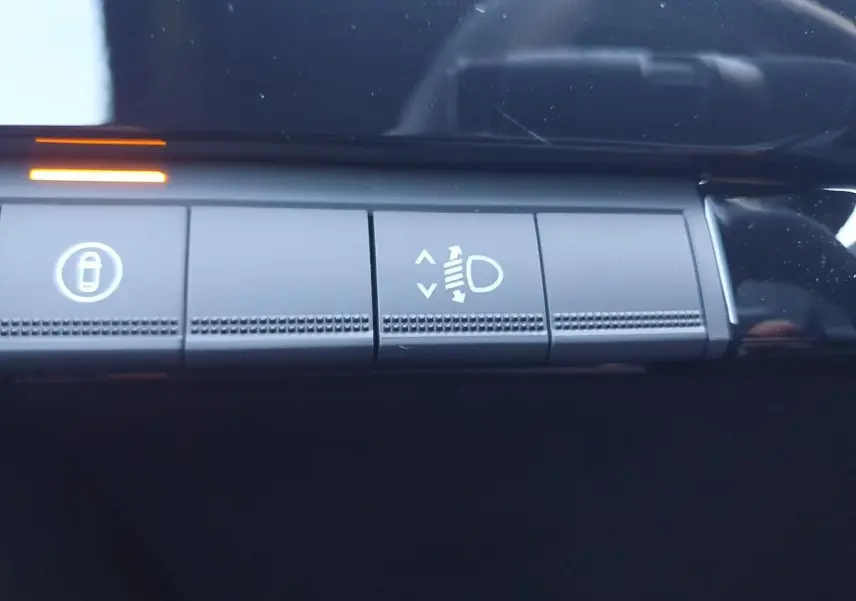 Boutons de commande d’éclairage et verrouillage sur la planche de bord intérieure d’une Renault Clio VI.