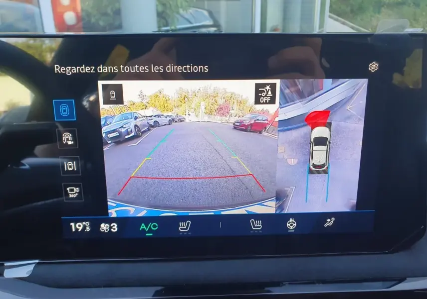 Écran de caméra de recul et vue 360° du stationnement d’une Renault Clio VI rouge Absolu, affichage intérieur.