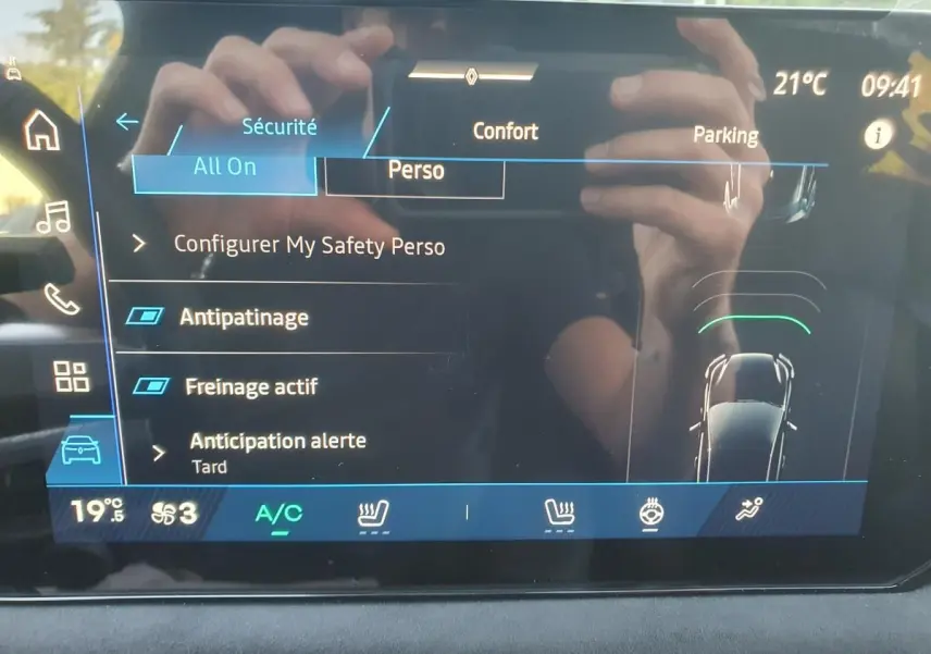 Écran tactile central de la Renault Clio VI rouge Absolu affichant les réglages de sécurité et confort.