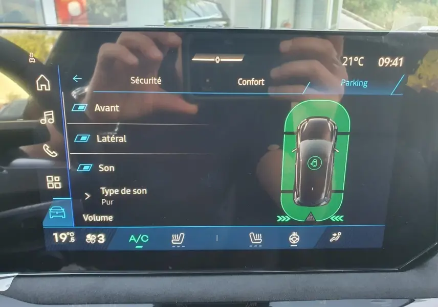Écran tactile intérieur de la Renault Clio VI affichant les réglages de sécurité et parking en mode confort.