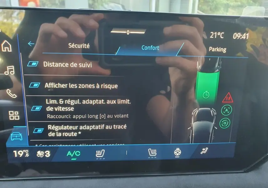 Écran tactile intérieur de la Renault Clio VI affichant les réglages de sécurité et confort, avec interface moderne.