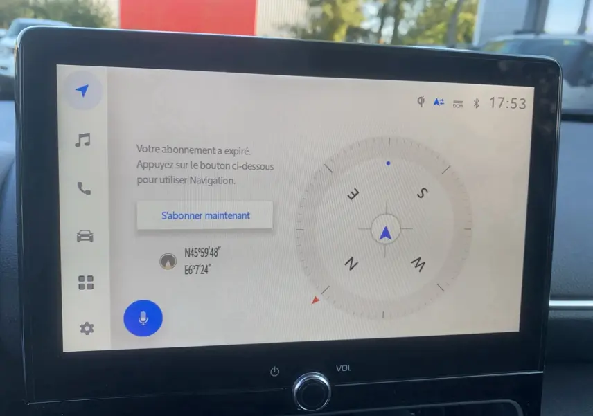 Écran tactile central de la Toyota Yaris Cross gris atlas, affichant une boussole et message d’abonnement expiré.