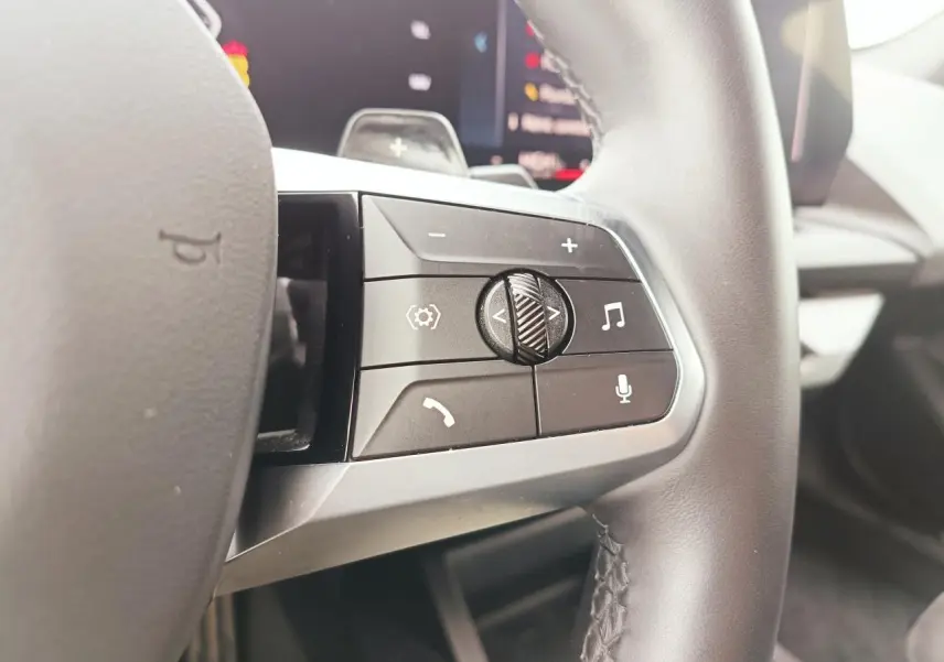 Vue 3/4 arrière droit d'une BMW Série 1 120 M Sport gris Skyscraper avec toit noir et feux arrière LED distinctifs.