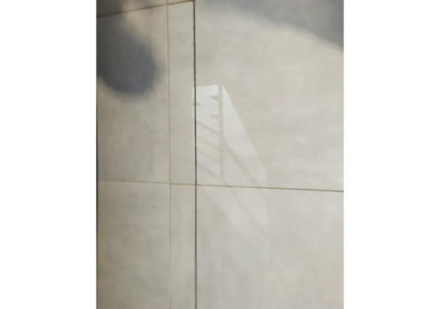 Vue en plongée montrant le toit noir et la carrosserie gris Skyscraper d'une BMW Série 1 F70 côté droit.