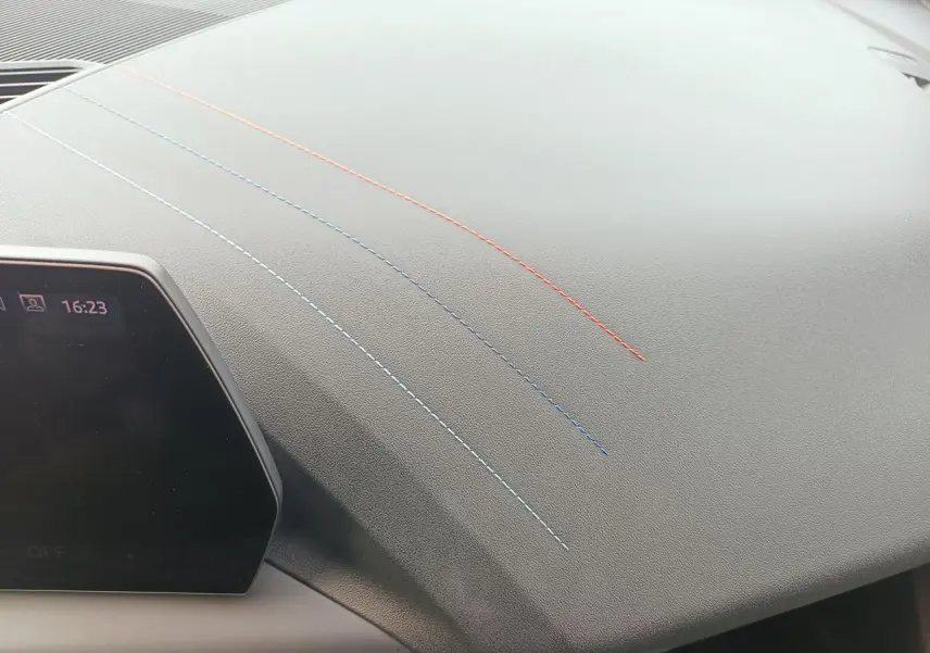 Détail de la vitre arrière droite fumée sur BMW Série 1 gris Skyscraper avec toit noir.
