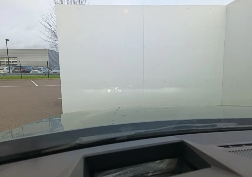 Détail de la plaque M sur le seuil de porte côté conducteur d'une BMW Série 1 gris Skyscraper avec intérieur noir.