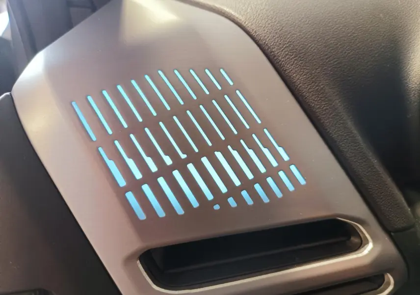 BMW Série 1 gris Skyscraper vue 3/4 arrière droit, toit noir, jantes 18 pouces bicolores et diffuseur arrière noir.